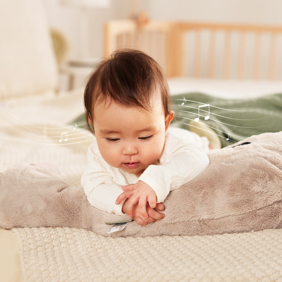 DerSchlafgut Wal Kuscheltier ist die perfekte Einschlafhilfe für euer Baby. Mit sanften Bewegungen, beruhigendem Licht und entspannenden Geräuschen hilft es eurem Kind, schnell und einfach einzuschlafen. Ideal für eine ruhige und erholsame Nacht. Er ist auch ein guter Barriereschutz für die Babys.


3 verschieden Geräusche, sanfte Lichteffekte. USB Kabel, waschbarer Überzug, Sicherheitsgewicht 1,4 kg